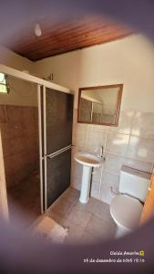 ein Badezimmer mit Dusche, Waschbecken und Toilette in der Unterkunft Pousada Sete Montanhas in Ibicoara