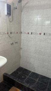 een badkamer met een douche en een wastafel bij Curazao in Punta Hermosa