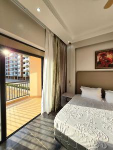 En eller flere senge i et værelse på Water's Edge Lakefront Apt at Pacific Victorian