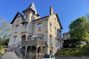 ein altes Haus mit einem davor geparkt in der Unterkunft Studio avec grande terrasse in Saint-Valéry-en-Caux