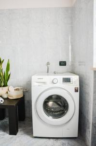 a washing machine in a room with a table at Villa Nataly in Crosano