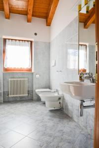 a bathroom with two sinks and a toilet at Villa Nataly in Crosano +22 photos