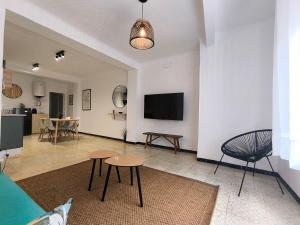 TV/trung tâm giải trí tại Piso en el corazón de Elche con terraza