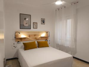 Giường trong phòng chung tại Piso en el corazón de Elche con terraza