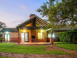 une maison en briques avec un patio dans la cour dans l'établissement 26 on Greenway, à White River