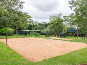 un terrain de beach-volley dans un parc arboré dans l'établissement 26 on Greenway, à White River 1 autre photo