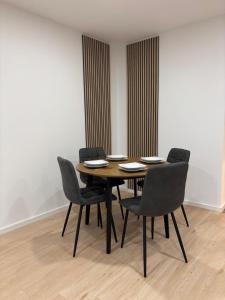 een eetkamer met een tafel en vier stoelen bij Ferienwohnung Nideggen in Nideggen