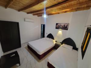 una camera da letto con un letto e una TV a schermo piatto di Badya Camp بادية كامب a Dahab Altre 3 foto