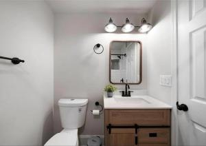 Koupelna v ubytování Firepit + Private Yard • Walk to Perkerson Park + 10 fotografií