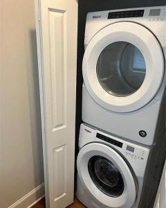 Fotografie z fotogalerie ubytování Firepit + Private Yard • Walk to Perkerson Park v destinaci Atlanta