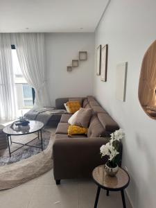 een woonkamer met een bank en een tafel bij Studio au point E in Dakar