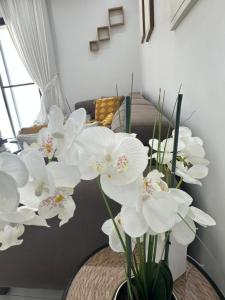 een bos witte bloemen in een vaas in een kamer bij Studio au point E in Dakar