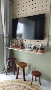 een toonbank met twee krukken en een grote spiegel bij Seu refúgio em Maragogi in Maragogi