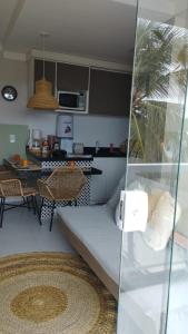 een keuken en een woonkamer met een bank en een tafel bij Seu refúgio em Maragogi in Maragogi