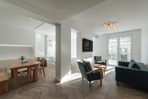 un soggiorno con un divano e un tavolo di White Rose Athens Residence ad Atene