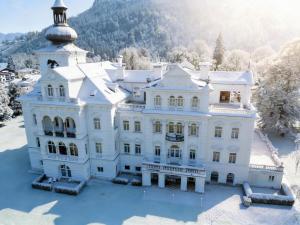 een luchtzicht op een huis in de sneeuw bij Schloss Grubhof 11 in Sankt Martin bei Lofer
