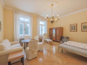 een woonkamer met een bank en een tafel bij Schloss Grubhof 11 in Sankt Martin bei Lofer