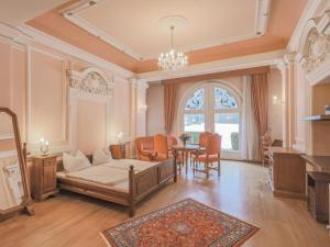 een woonkamer met een bed en een eetkamer bij Schloss Grubhof 11 in Sankt Martin bei Lofer