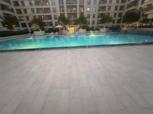 een groot zwembad in het midden van een gebouw bij Full apartment at excellent Community in Sharjah