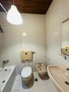 Et badeværelse på Geres Mountain View Guest House + 21 billeder