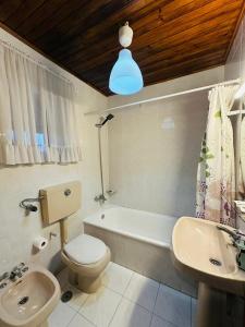 Et badeværelse på Geres Mountain View Guest House