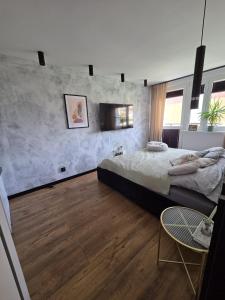 En eller flere senge i et værelse på Apartament Patka Wysoki STANDARD