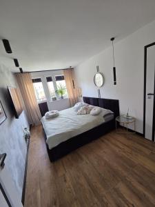 En eller flere senge i et værelse på Apartament Patka Wysoki STANDARD