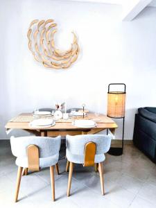 格兰高伯Zephyr House 3BR Pool, Rooftop & Ocean View的配有木桌椅的餐厅