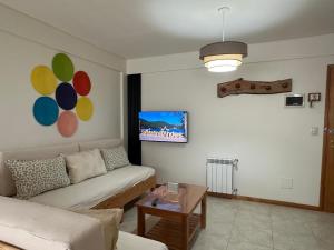 a living room with a couch and a table at Depto centrico soñado in San Martín de los Andes