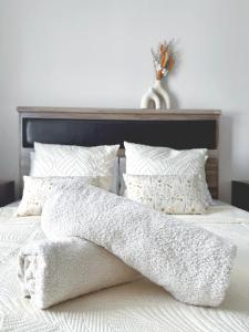 格兰高伯Zephyr House 3BR Pool, Rooftop & Ocean View的白色的床、白色的毯子和枕头 更多46张照片