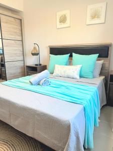 格兰高伯Zephyr House 3BR Pool, Rooftop & Ocean View的一间卧室配有一张带蓝白色床单的大床