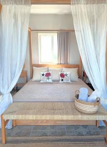 Schlafzimmer mit einem großen Bett und weißen Vorhängen in der Unterkunft Zephyr House 3BR Pool, Rooftop & Ocean View in Grand-Gaube