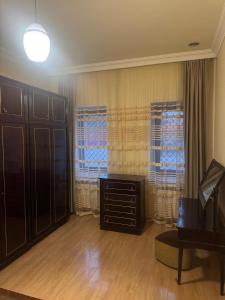 - un salon avec un piano et 2 fenêtres dans l'établissement NOYemi, à Goris