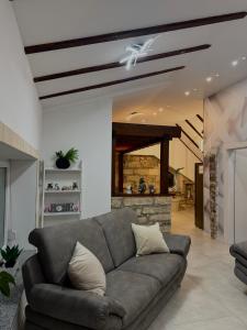 un salon avec un canapé et une cheminée dans l'établissement KARTAL centar apartment, à Bihać