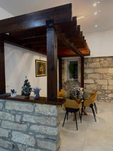 une salle à manger avec une table et un mur en pierre dans l'établissement KARTAL centar apartment, à Bihać