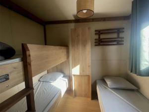 ein Zimmer mit zwei Etagenbetten und einem Fenster in der Unterkunft Camping 4 étoiles - Piscine - ccbegca in Créach-Guennou + 90 Fotos
