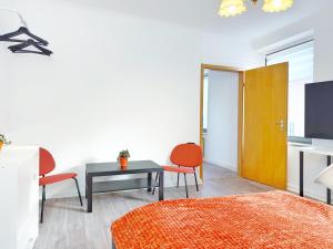 een kamer met een tafel, twee stoelen en een bureau bij Zentrales 2-SZ-Apartment Nr 6 - Top-Lage am HBF in Krefeld