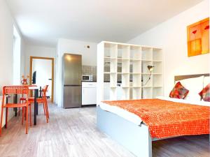 een slaapkamer met een bed en een tafel en een keuken bij Zentrales 2-SZ-Apartment Nr 6 - Top-Lage am HBF in Krefeld