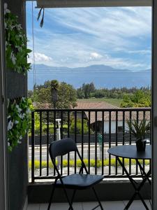 einen Stuhl und einen Tisch auf einem Balkon mit Aussicht in der Unterkunft Dep al costado del hospital- cercano a safari - buena accesibilidad a carretera panamericana 5 - parking privado in Rancagua