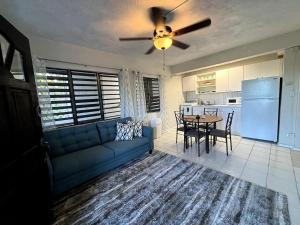 un salon avec un canapé bleu et une table dans l'établissement Come Chill on the Hill, à Nazareth