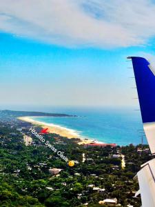 een uitzicht op de oceaan en een strand vanuit een vliegtuig bij HOTELITO SWISS OASIS, Playa Zicatela - Adults Only - Kitchen - Cocina in Puerto Escondido