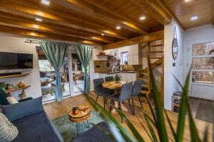 ein kleines Haus mit einem Esszimmer und einer Küche in der Unterkunft Family Oasis, Plaški in Plaški