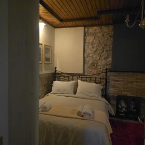 una camera da letto con un letto con asciugamani sopra di Κτήμα Βασίληγιάννη 