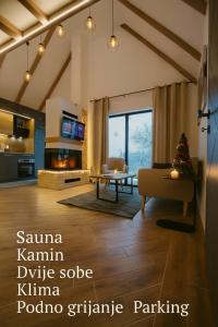 un soggiorno con un albero di Natale al centro di Holiday home a Pale