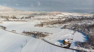 Luftaufnahme eines Zuges im Schnee in der Unterkunft Family Oasis, Plaški in Plaški