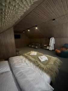 Zimmer mit 2 Betten in einem Holzzimmer in der Unterkunft GORY & TYSHA Гори і Тиша in Yavoriv