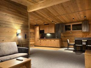 een woonkamer met een bank en een tafel bij Alpenresort Panorama in Oberperfuss