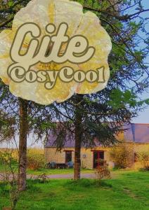 een bord met de tekst 'club cozy cool' in een tuin bij Gîte Cosy Cool in Languidic