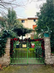 een poort met een bos rode rozen erop bij Villa Sveva in Làconi