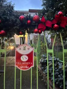een bord voor een villasasyva met rode versieringen bij Villa Sveva in Làconi